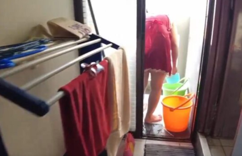 Bini Tetangga Lagi Nyuci Baju Sendirian Di Rumah Karena Suaminya Lagi Kerja