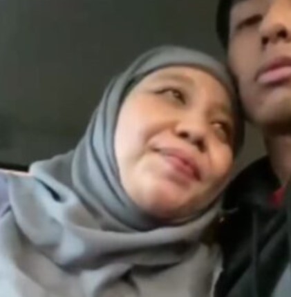 Istri Tuan Tanah Solehah Pacaran Dengan Anak Muda