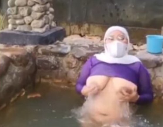Nyonya Hijab Toge Digenjot Tukang Kebun di Pinggir Kolam Renang